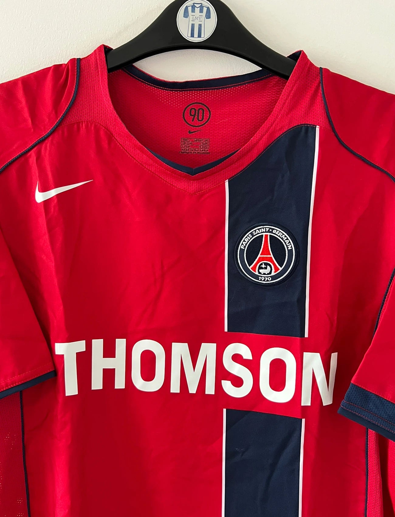 Maillot de foot vintage extérieur rouge du PSG de la saison 2004/2005. On peut retrouver l'équipementier Nike et le sponsor Thomson. Il s'agit d'un maillot authentique d'époque.