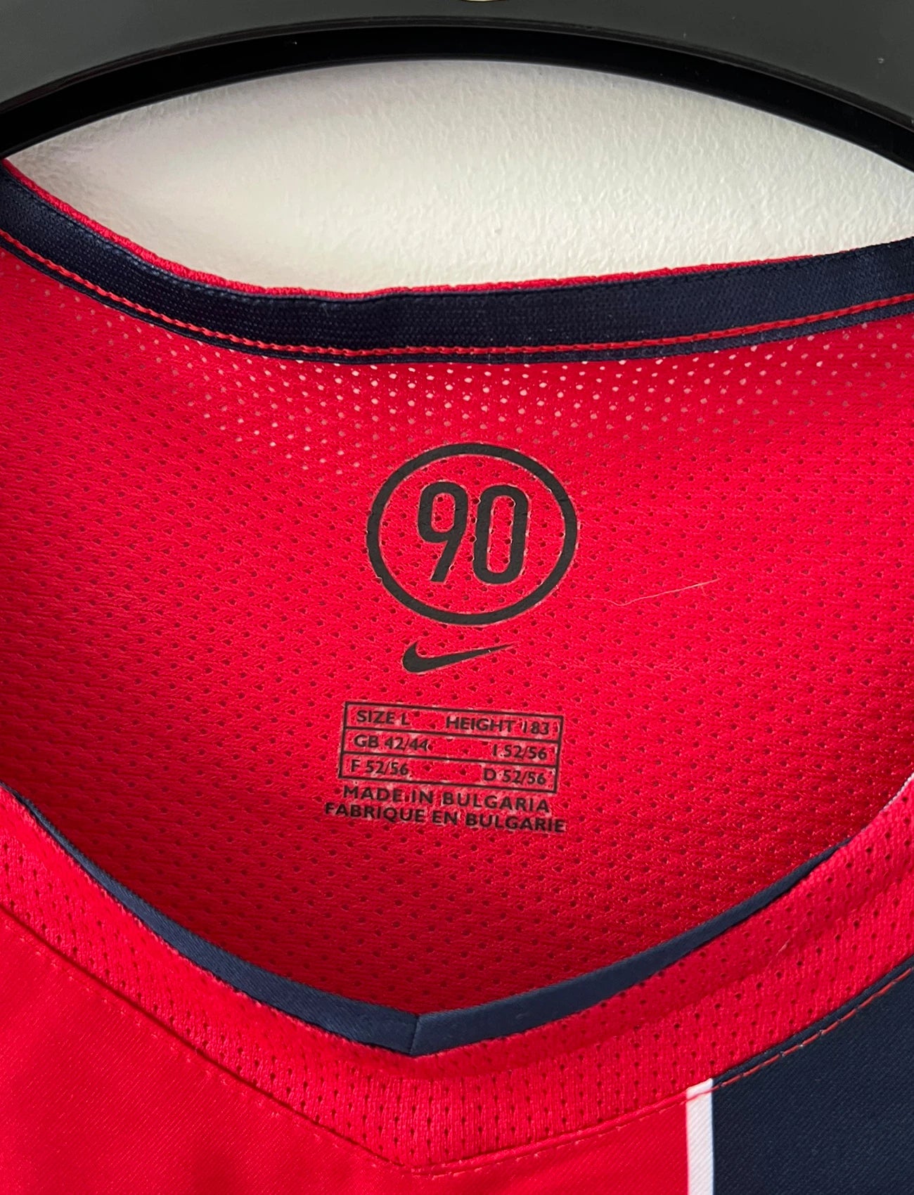 Maillot de foot vintage extérieur rouge du PSG de la saison 2004/2005. On peut retrouver l'équipementier Nike et le sponsor Thomson. Il s'agit d'un maillot authentique d'époque.