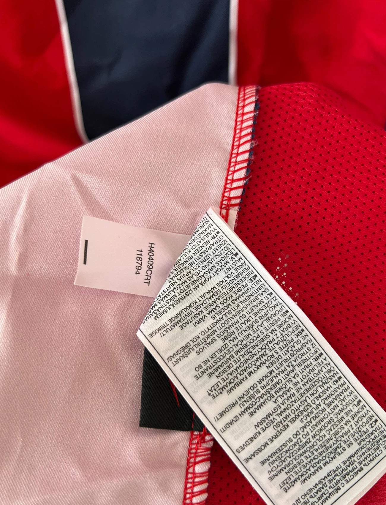Maillot de foot vintage extérieur rouge du PSG de la saison 2004/2005. On peut retrouver l'équipementier Nike et le sponsor Thomson. Il s'agit d'un maillot authentique d'époque.
