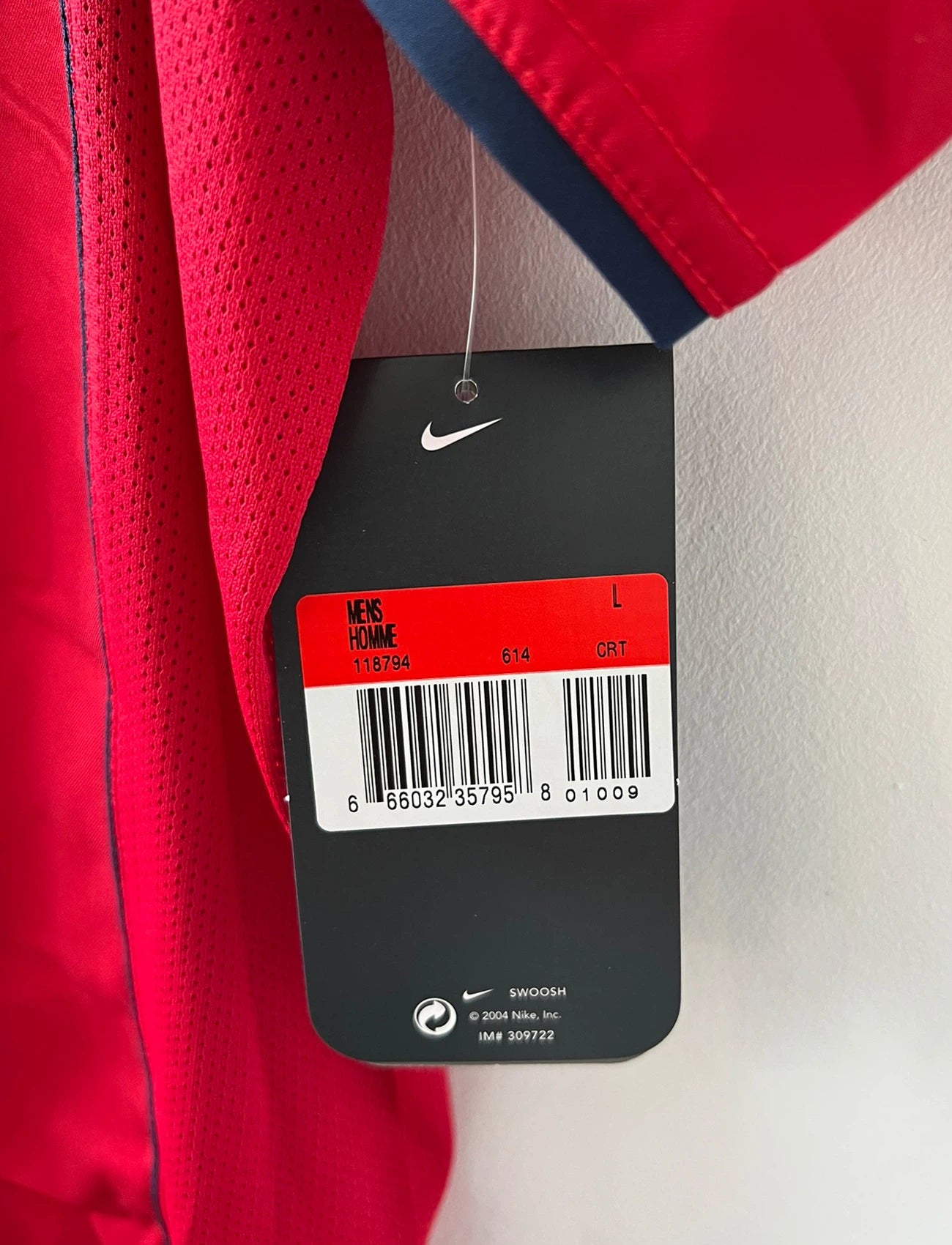 Maillot de foot vintage extérieur rouge du PSG de la saison 2004/2005. On peut retrouver l'équipementier Nike et le sponsor Thomson. Il s'agit d'un maillot authentique d'époque.
