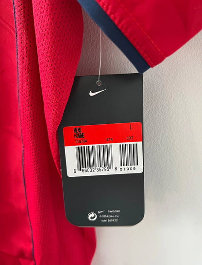 Maillot de foot vintage extérieur rouge du PSG de la saison 2004/2005. On peut retrouver l'équipementier Nike et le sponsor Thomson. Il s'agit d'un maillot authentique d'époque.