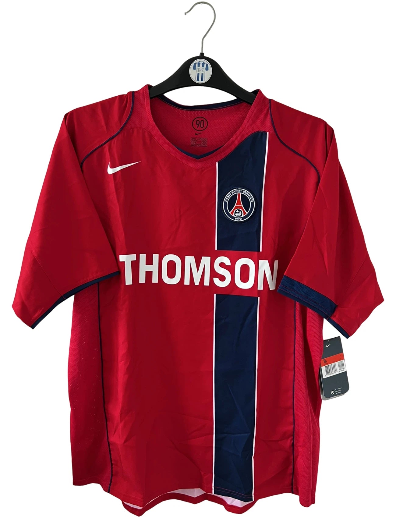 Maillot de foot vintage extérieur rouge du PSG de la saison 2004/2005. On peut retrouver l'équipementier Nike et le sponsor Thomson. Il s'agit d'un maillot authentique d'époque.