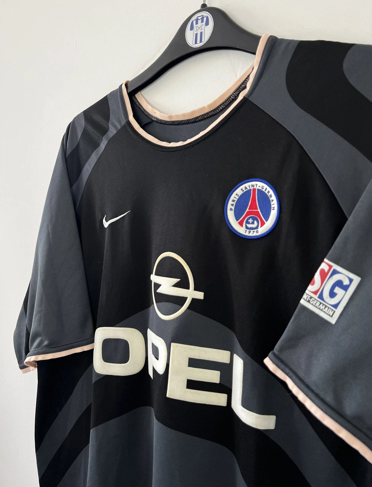 Maillot de foot vintage third du PSG 2001/2002. Le maillot est de couleur noir et gris. On peut retrouver l'équipementier nike et le sponsor Opel. Le maillot est floqué du numéro 5 Pochettino. Il s'agit d'un maillot authentique avec l'étiquette et les numéros F1AOG