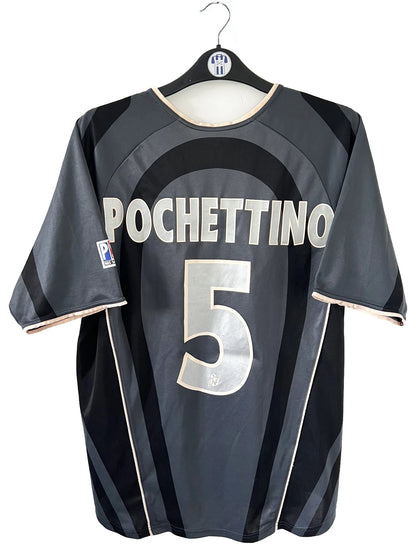 Maillot de foot vintage third du PSG 2001/2002. Le maillot est de couleur noir et gris. On peut retrouver l'équipementier nike et le sponsor Opel. Le maillot est floqué du numéro 5 Pochettino. Il s'agit d'un maillot authentique avec l'étiquette et les numéros F1AOG