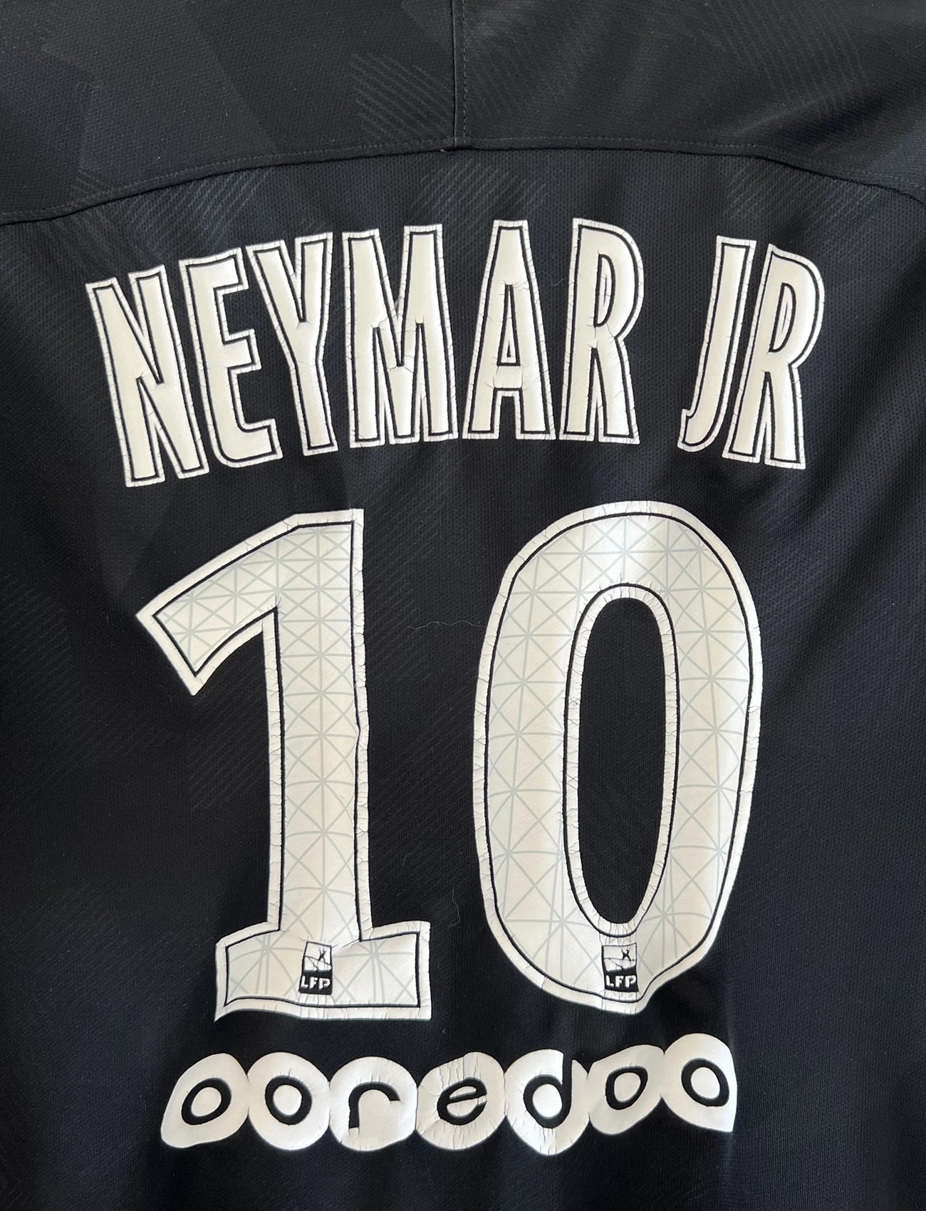 Maillot de foot vintage du PSG third de la saison 2017/2018. Le maillot est de couleur noir et blanc. On peut retrouver l'équipementier nike et le sponsor fly emirates. Le maillot est floqué du numéro 10 Neymar. Il s'agit d'un maillot authentique comportant les numéros 847267-011