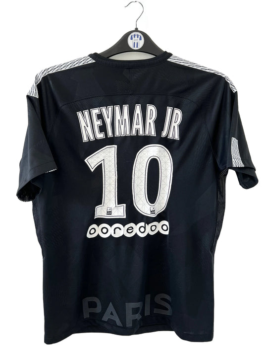 Maillot de foot vintage du PSG third de la saison 2017/2018. Le maillot est de couleur noir et blanc. On peut retrouver l'équipementier nike et le sponsor fly emirates. Le maillot est floqué du numéro 10 Neymar. Il s'agit d'un maillot authentique comportant les numéros 847267-011