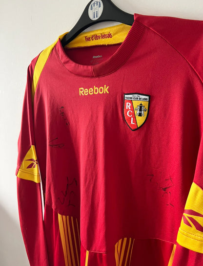 Maillot de foot vintage domicile rouge et jaune du RC Lens 2009/2010 version manches longues. On peut retrouver l'équipementier Reebok. Il s'agit d'un maillot authentique d'époque.
