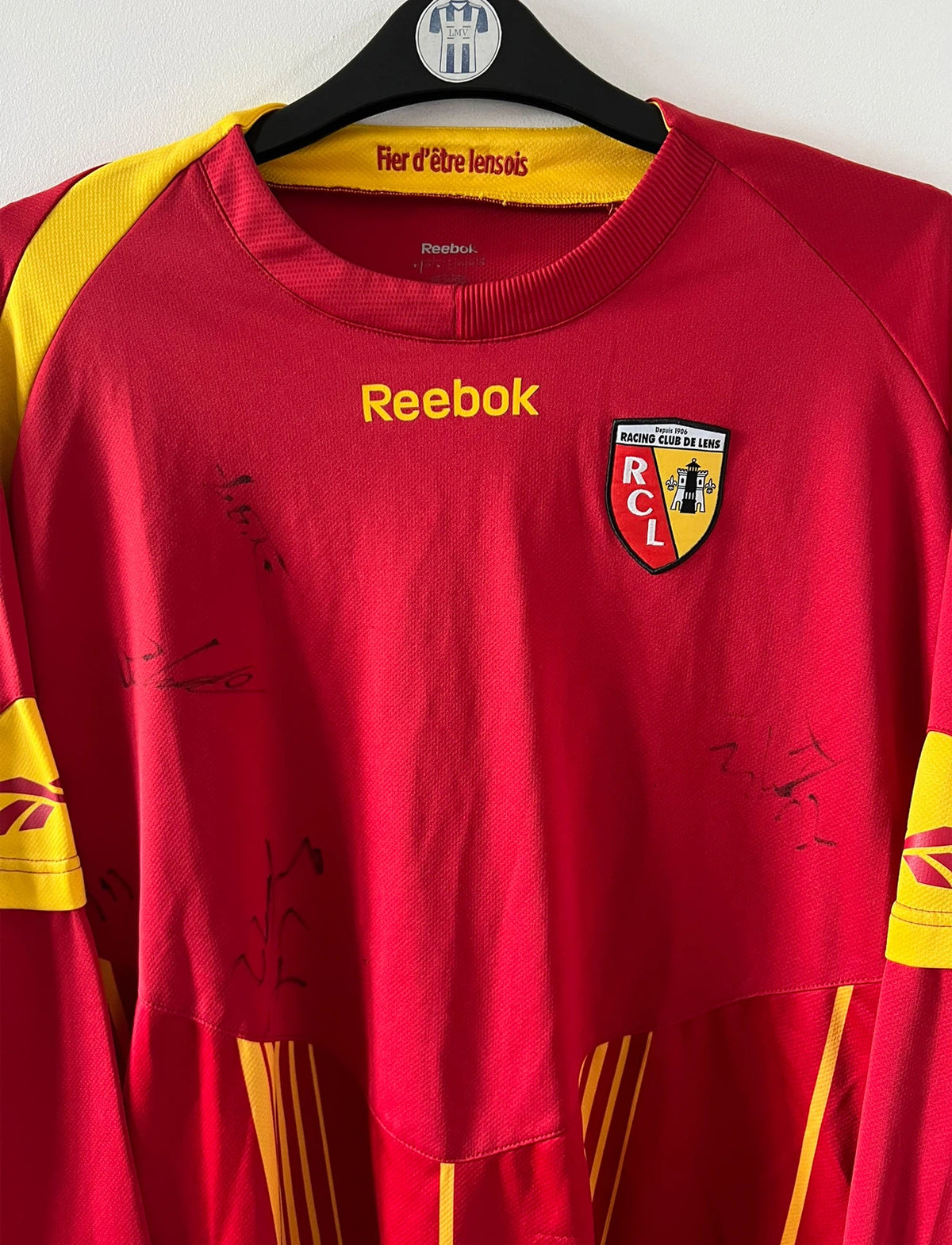 Maillot de foot vintage domicile rouge et jaune du RC Lens 2009/2010 version manches longues. On peut retrouver l'équipementier Reebok. Il s'agit d'un maillot authentique d'époque.