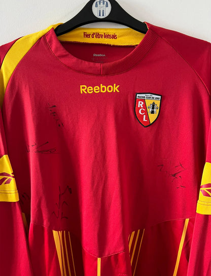 Maillot de foot vintage domicile rouge et jaune du RC Lens 2009/2010 version manches longues. On peut retrouver l'équipementier Reebok. Il s'agit d'un maillot authentique d'époque.