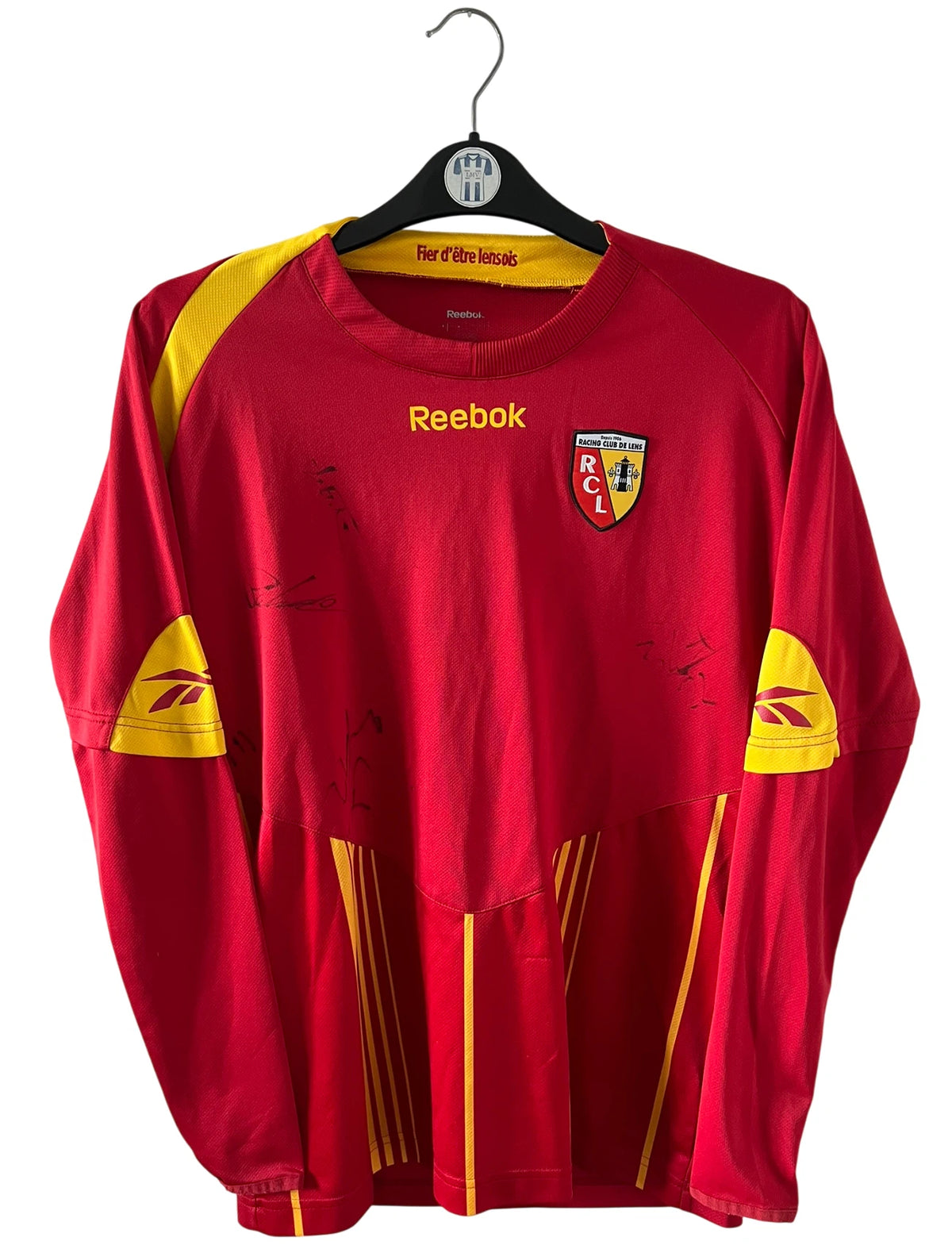 Maillot de foot vintage domicile rouge et jaune du RC Lens 2009/2010 version manches longues. On peut retrouver l'équipementier Reebok. Il s'agit d'un maillot authentique d'époque.