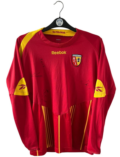 Maillot de foot vintage domicile rouge et jaune du RC Lens 2009/2010 version manches longues. On peut retrouver l'équipementier Reebok. Il s'agit d'un maillot authentique d'époque.