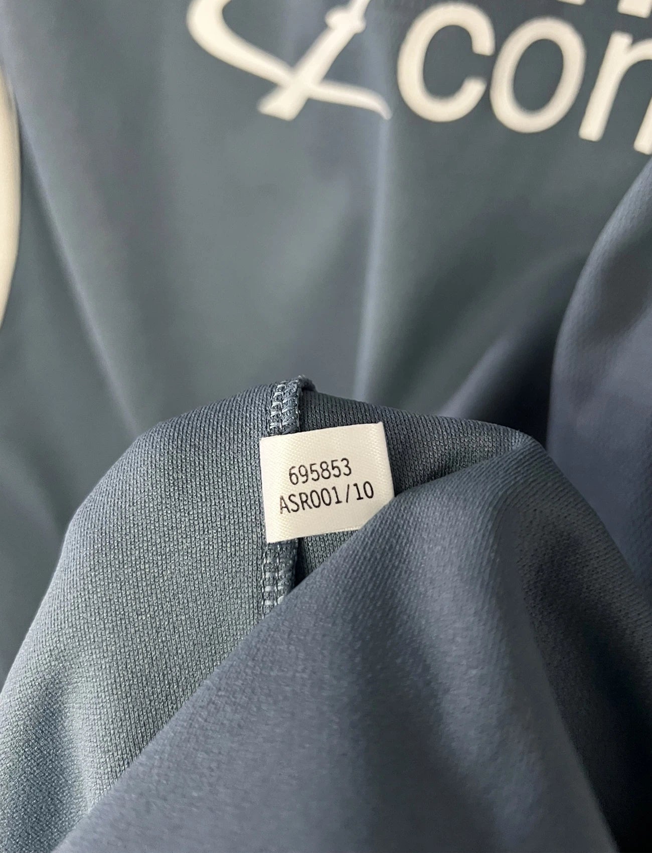 Maillot de foot vintage third gris du real madrid de la saison 2001-2002. On peut retrouver l'équipementier Adidas et le sponsor RealMadrid.com. Le maillot est floqué du numéro 5 Zinedine Zidane. Il s'agit d'un maillot authentique d'époque.