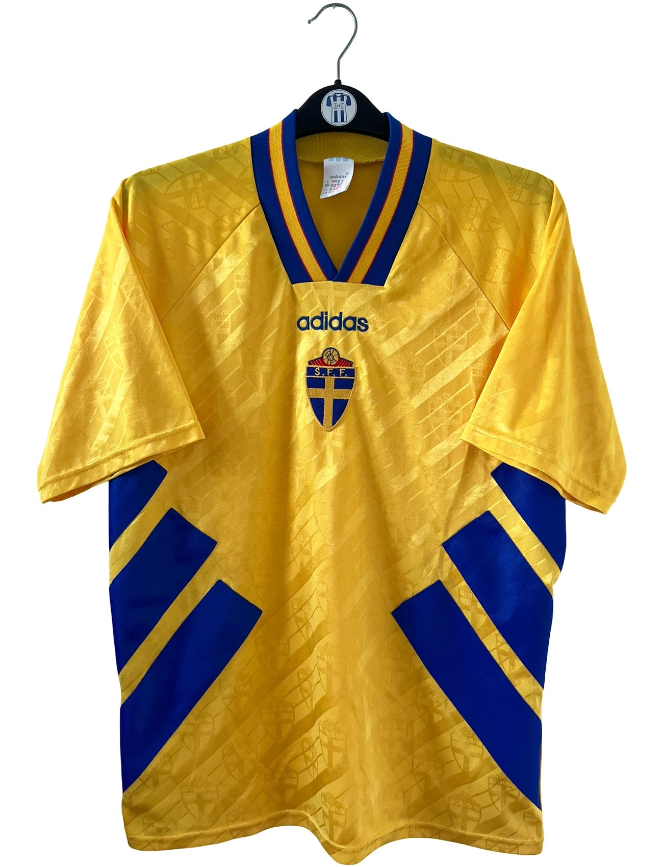Maillot de foot vintage domicile jaune et bleu de la suède saison 1994. On peut retrouver l'équipementier Adidas. Il s'agit d'un maillot authentique d'époque.