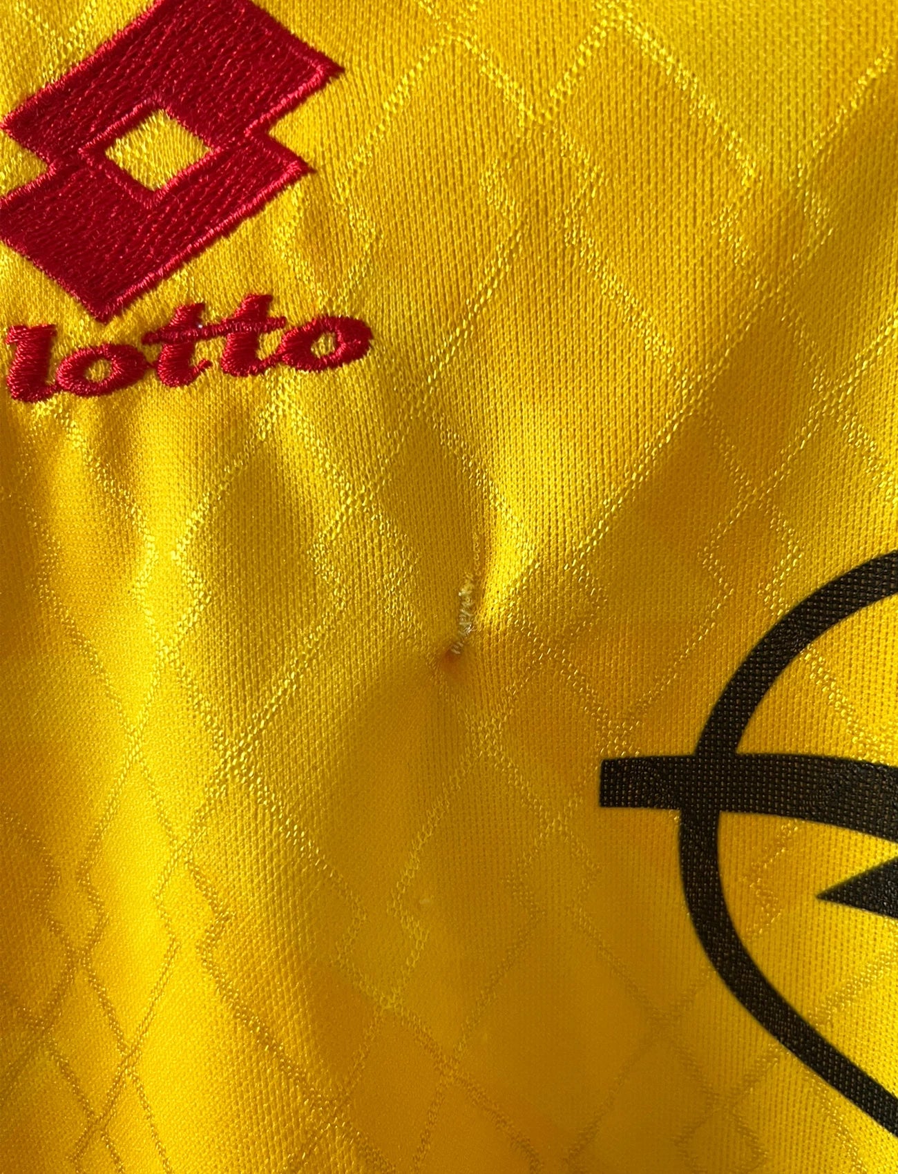 Maillot de foot vintage third jaune de l'AC Milan de la saison 1994/1996. On peut retrouver l'équipementier Lotto et le sponsor Opel. Il s'agit d'un maillot authentique d'époque.