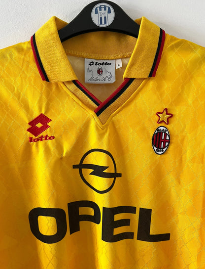 Maillot de foot vintage third jaune de l'AC Milan de la saison 1994/1996. On peut retrouver l'équipementier Lotto et le sponsor Opel. Il s'agit d'un maillot authentique d'époque.