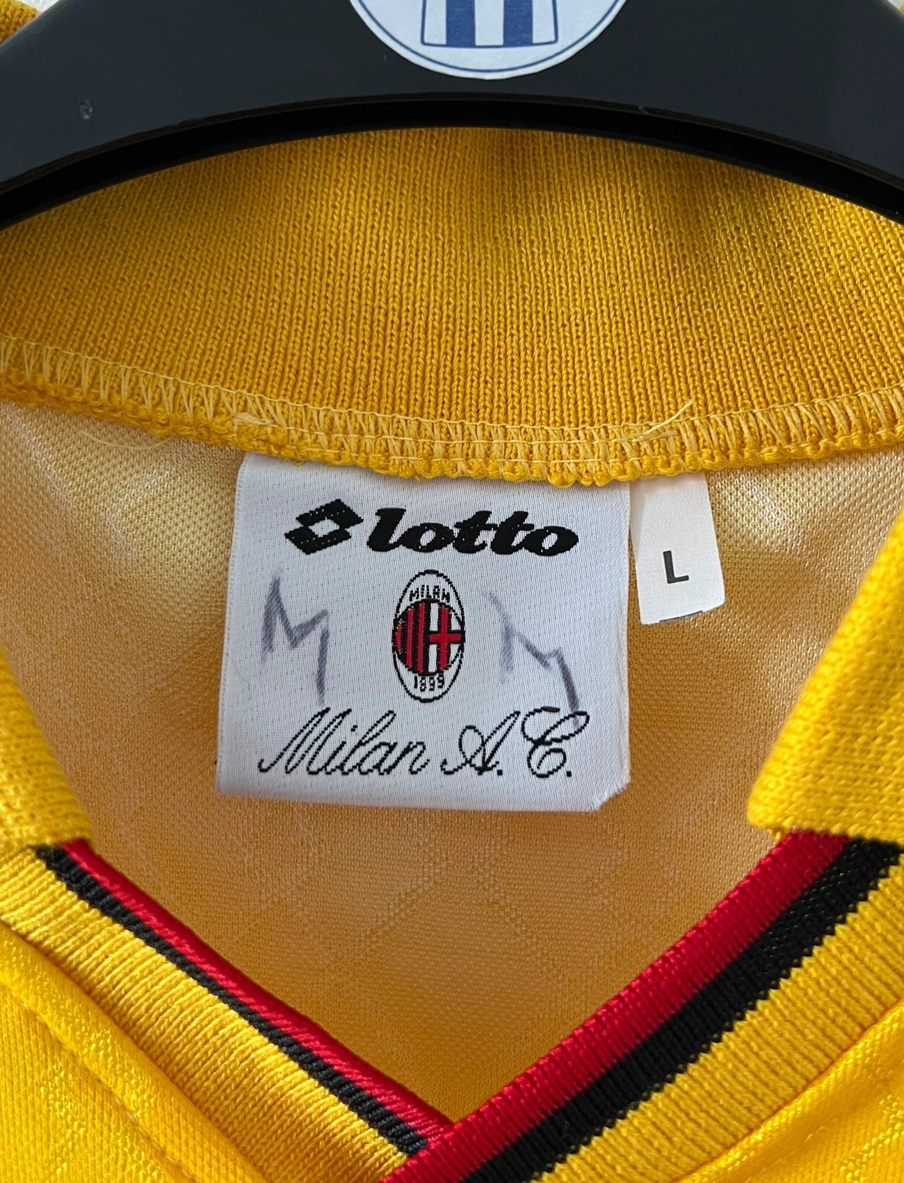 Maillot de foot vintage third jaune de l'AC Milan de la saison 1994/1996. On peut retrouver l'équipementier Lotto et le sponsor Opel. Il s'agit d'un maillot authentique d'époque.