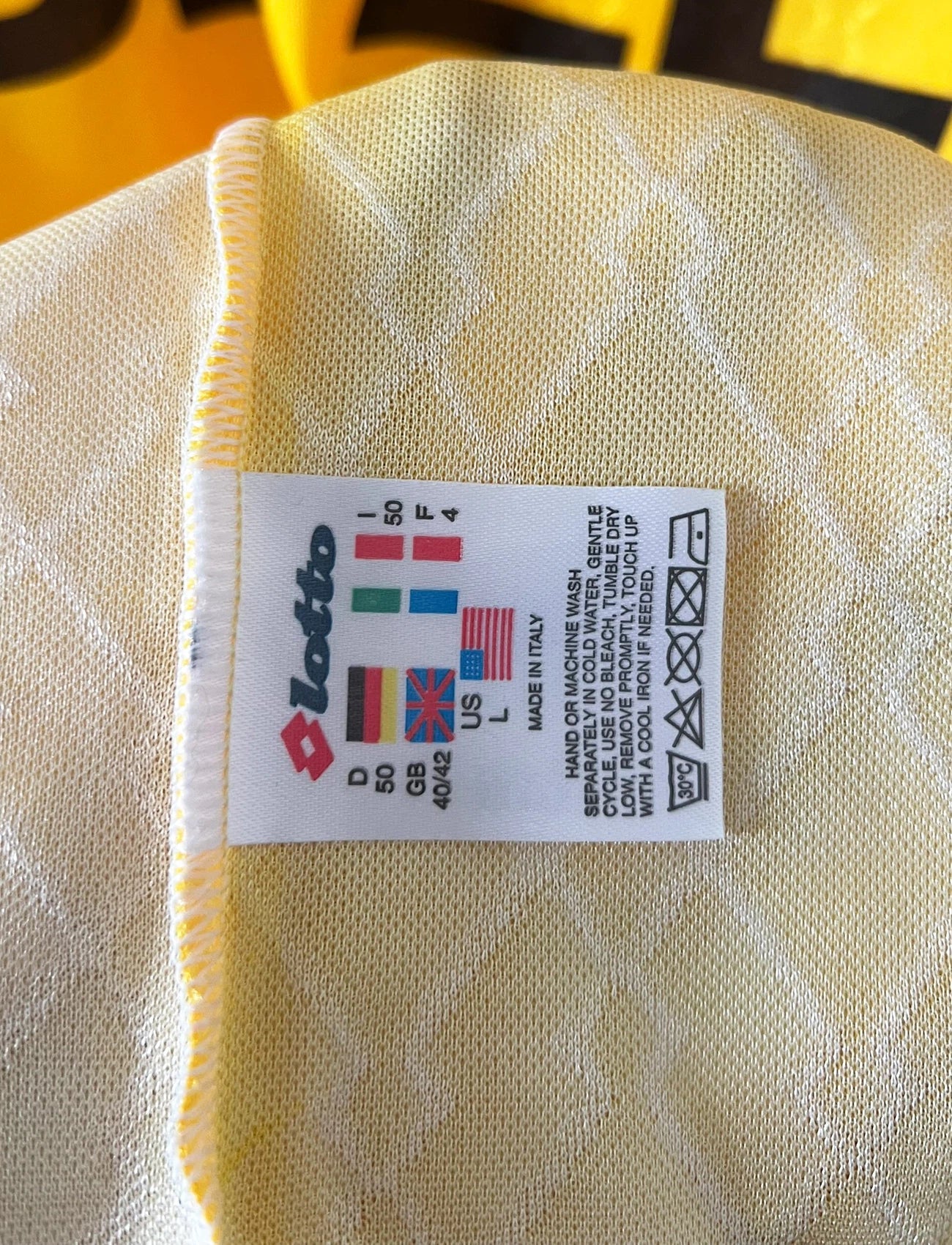 Maillot de foot vintage third jaune de l'AC Milan de la saison 1994/1996. On peut retrouver l'équipementier Lotto et le sponsor Opel. Il s'agit d'un maillot authentique d'époque.