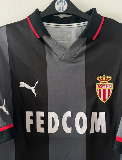 Maillot de foot vintage extérieur noir de l'AS Monaco saison 2002-2003. On peut retrouver l'équipementier Puma et le sponsor Fedcom. Il s'agit d'un maillot authentique d'époque.