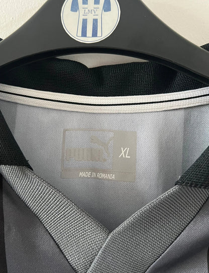 Maillot de foot vintage extérieur noir de l'AS Monaco saison 2002-2003. On peut retrouver l'équipementier Puma et le sponsor Fedcom. Il s'agit d'un maillot authentique d'époque.