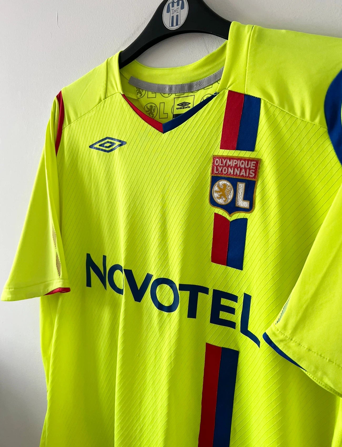 Maillot de foot vintage third jaune fluo de l'Olympique Lyonnais de la saison 2008/2009. On peut retrouver l'équipementier Umbro et le sponsor Novotel. Le maillot est floqué du numéro 8 Juninho. Il s'agit d'un maillot authentique d'époque.