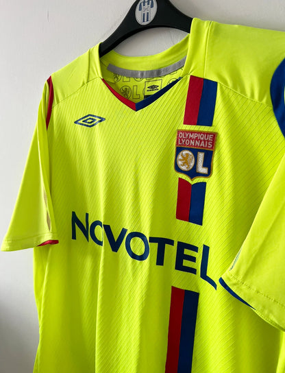 Maillot de foot vintage third jaune fluo de l'Olympique Lyonnais de la saison 2008/2009. On peut retrouver l'équipementier Umbro et le sponsor Novotel. Le maillot est floqué du numéro 8 Juninho. Il s'agit d'un maillot authentique d'époque.