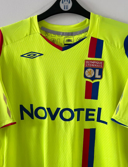 Maillot de foot vintage third jaune fluo de l'Olympique Lyonnais de la saison 2008/2009. On peut retrouver l'équipementier Umbro et le sponsor Novotel. Le maillot est floqué du numéro 8 Juninho. Il s'agit d'un maillot authentique d'époque.
