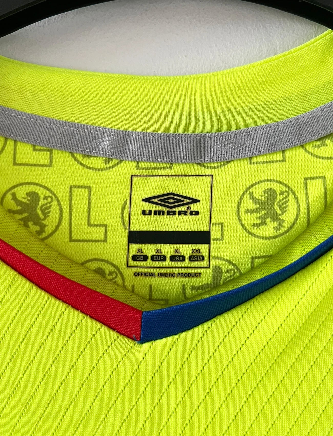 Maillot de foot vintage third jaune fluo de l'Olympique Lyonnais de la saison 2008/2009. On peut retrouver l'équipementier Umbro et le sponsor Novotel. Le maillot est floqué du numéro 8 Juninho. Il s'agit d'un maillot authentique d'époque.