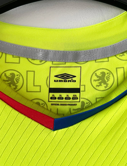 Maillot de foot vintage third jaune fluo de l'Olympique Lyonnais de la saison 2008/2009. On peut retrouver l'équipementier Umbro et le sponsor Novotel. Le maillot est floqué du numéro 8 Juninho. Il s'agit d'un maillot authentique d'époque.