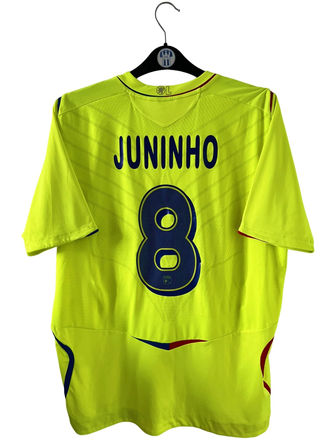 Maillot de foot vintage third jaune fluo de l'Olympique Lyonnais de la saison 2008/2009. On peut retrouver l'équipementier Umbro et le sponsor Novotel. Le maillot est floqué du numéro 8 Juninho. Il s'agit d'un maillot authentique d'époque.
