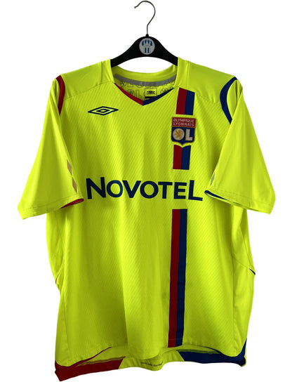 Maillot de foot vintage third jaune fluo de l'Olympique Lyonnais de la saison 2008/2009. On peut retrouver l'équipementier Umbro et le sponsor Novotel. Le maillot est floqué du numéro 8 Juninho. Il s'agit d'un maillot authentique d'époque.