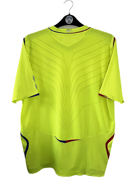 Maillot de foot vintage domicile jaune fluo de l'olympique lyonnais de la saison 2008-2009. On peut retrouver l'équipementier umbro et le sponsor novotel. Il s'agit d'un maillot authentique d'époque.