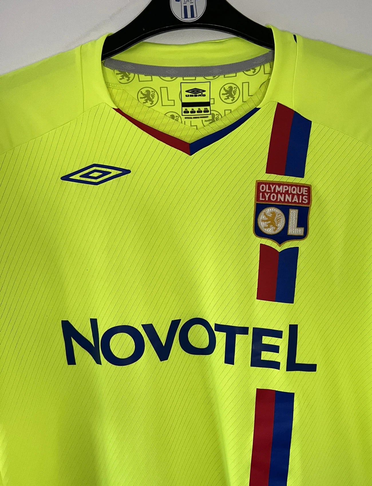 Maillot de foot vintage domicile jaune fluo de l'olympique lyonnais de la saison 2008-2009. On peut retrouver l'équipementier umbro et le sponsor novotel. Il s'agit d'un maillot authentique d'époque.