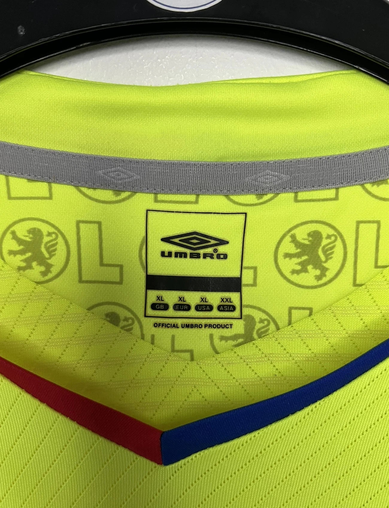 Maillot de foot vintage domicile jaune fluo de l'olympique lyonnais de la saison 2008-2009. On peut retrouver l'équipementier umbro et le sponsor novotel. Il s'agit d'un maillot authentique d'époque.