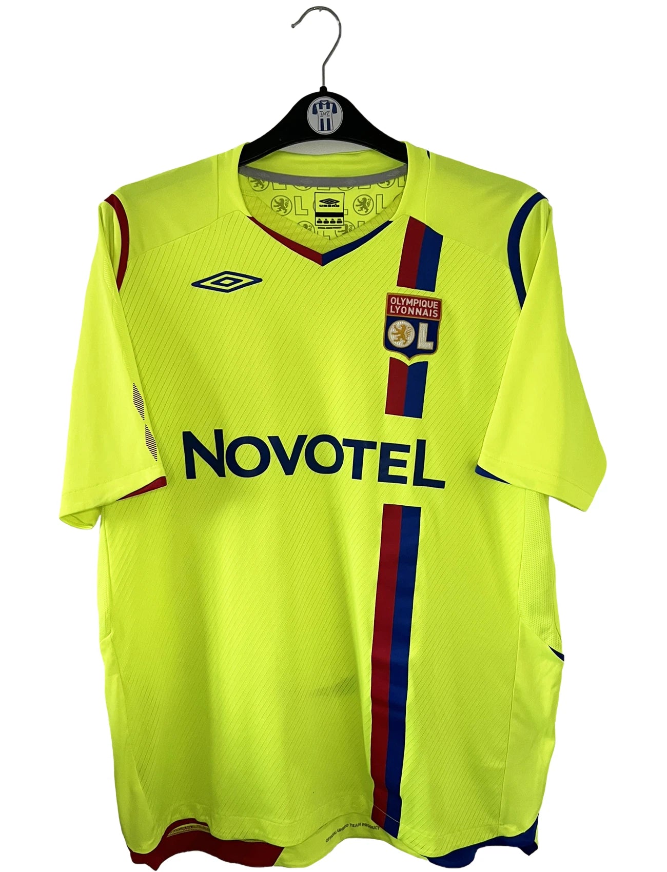 Maillot de foot vintage domicile jaune fluo de l'olympique lyonnais de la saison 2008-2009. On peut retrouver l'équipementier umbro et le sponsor novotel. Il s'agit d'un maillot authentique d'époque.