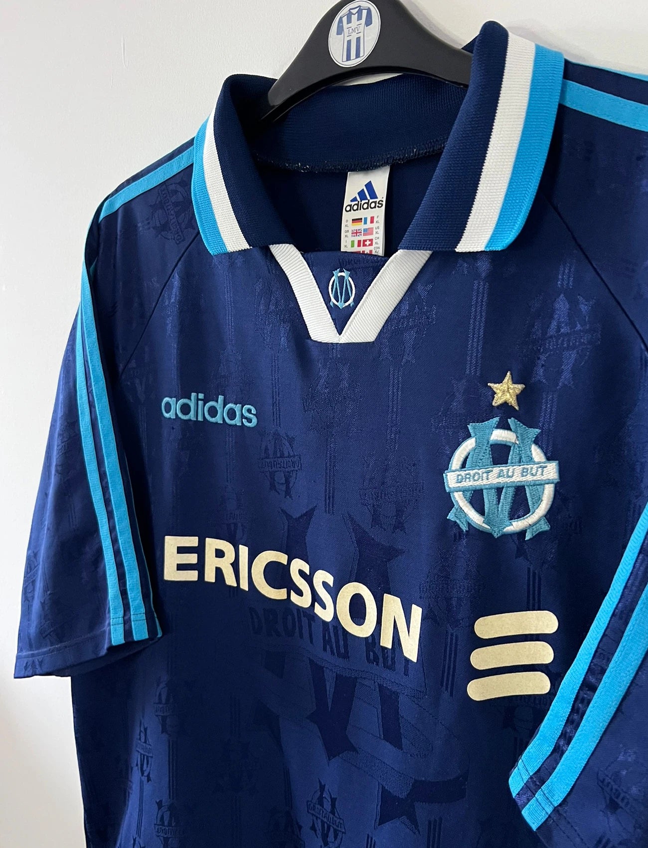 Maillot de foot vintage third bleu de l'om 1997/1998. On peut retrouver l'équipementier Adidas et le sponsor Ericsson. Il s'agit d'un maillot authentique d'époque.