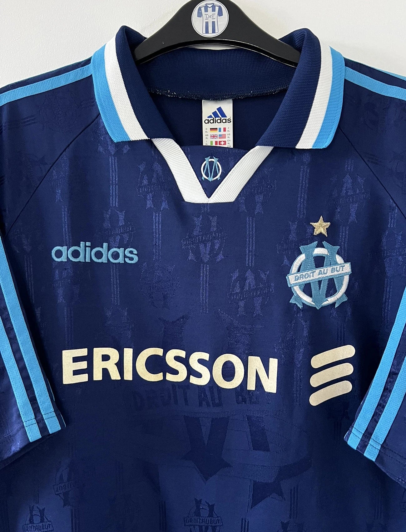 Maillot de foot vintage third bleu de l'om 1997/1998. On peut retrouver l'équipementier Adidas et le sponsor Ericsson. Il s'agit d'un maillot authentique d'époque.