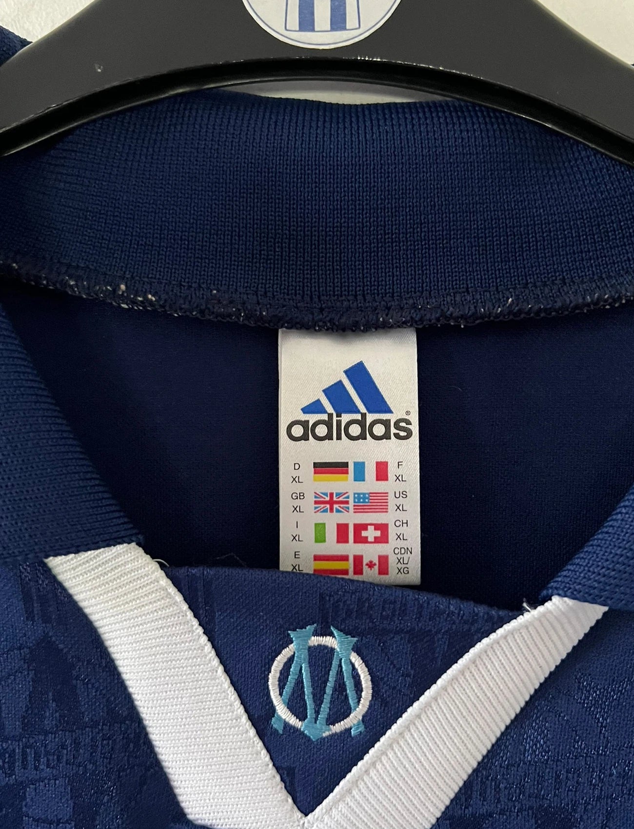 Maillot de foot vintage third bleu de l'om 1997/1998. On peut retrouver l'équipementier Adidas et le sponsor Ericsson. Il s'agit d'un maillot authentique d'époque.