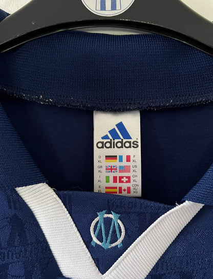 Maillot de foot vintage third bleu de l'om 1997/1998. On peut retrouver l'équipementier Adidas et le sponsor Ericsson. Il s'agit d'un maillot authentique d'époque.