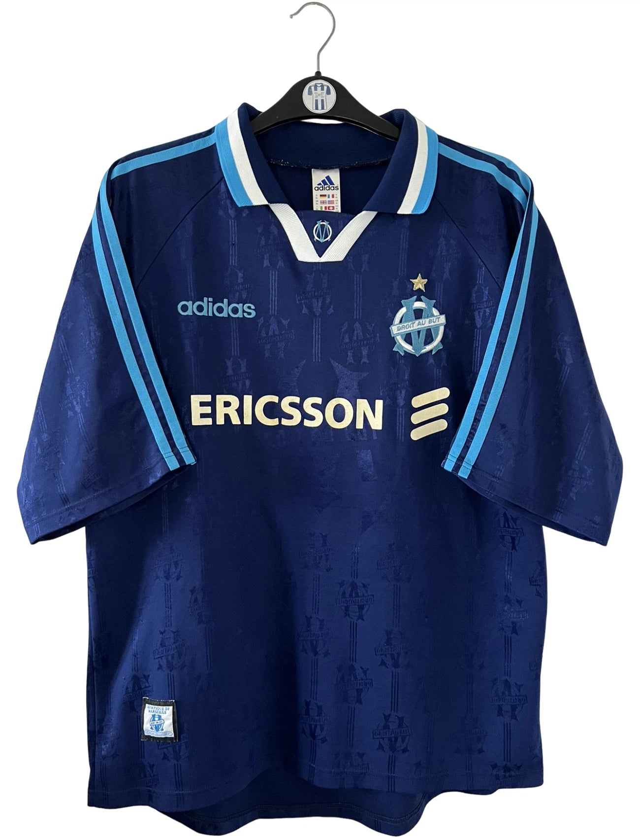 Maillot de foot vintage third bleu de l'om 1997/1998. On peut retrouver l'équipementier Adidas et le sponsor Ericsson. Il s'agit d'un maillot authentique d'époque.