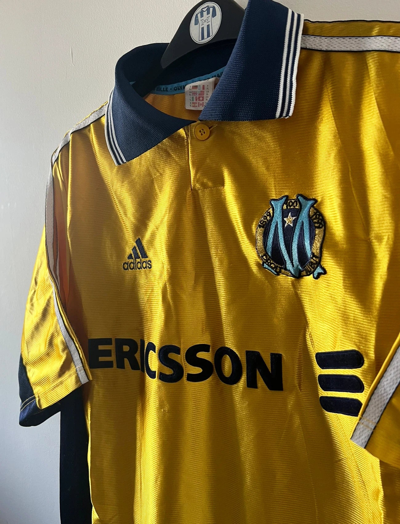 Maillot de foot vintage third doré de l'om 1998/1999. On peut retrouver l'équipementier Adidas et le sponsor Ericsson. Il s'agit d'un maillot authentique d'époque.