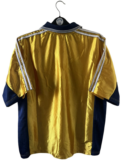 Maillot de foot vintage third doré de l'om 1998/1999. On peut retrouver l'équipementier Adidas et le sponsor Ericsson. Il s'agit d'un maillot authentique d'époque.