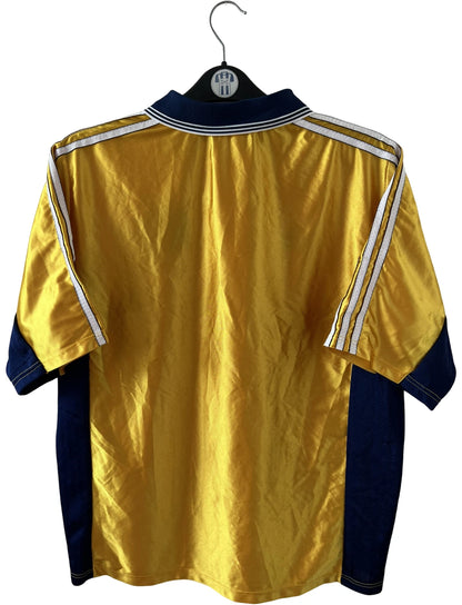Maillot de foot vintage third doré de l'OM 1998/1999. On peut retrouver l'équipementier Adidas et le sponsor Ericsson. Il s'agit d'un maillot authentique d'époque.