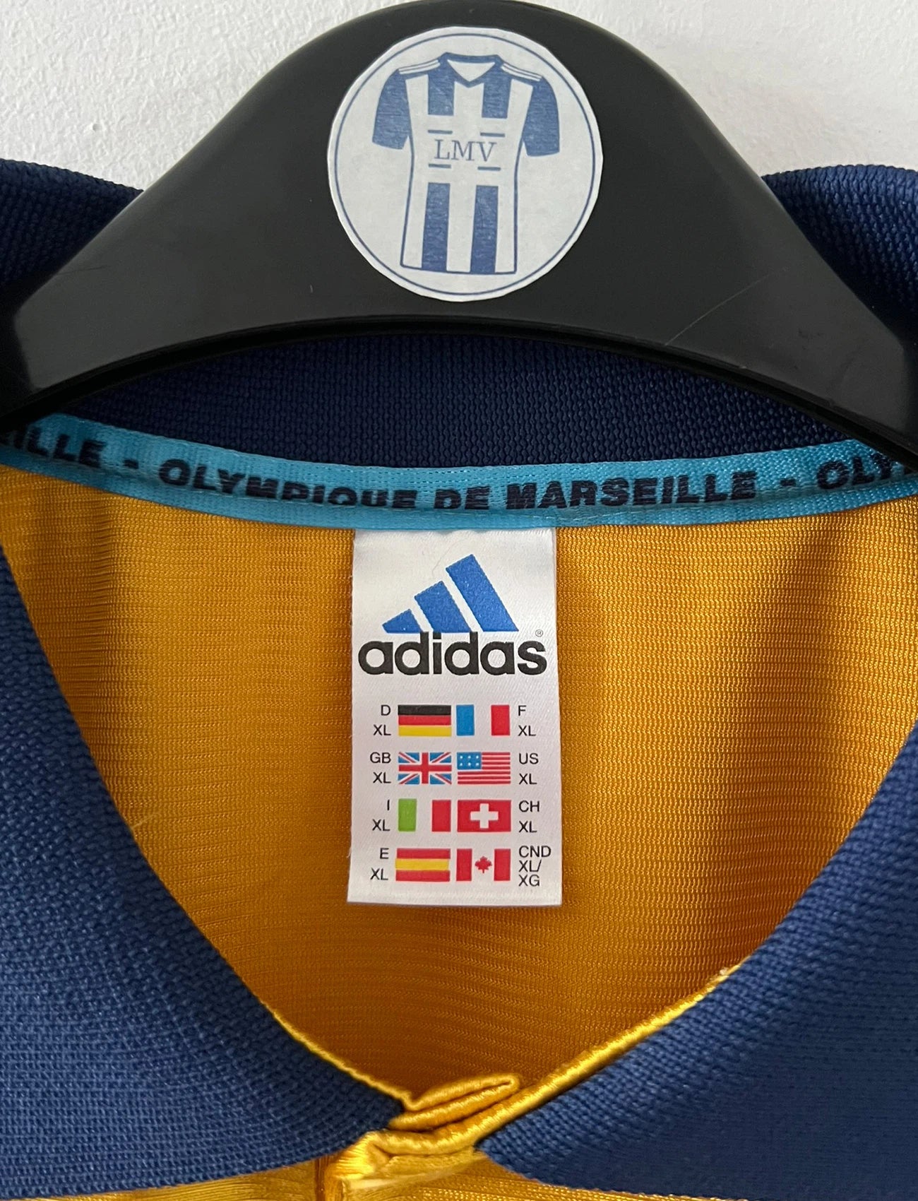 Maillot + short vintage third doré de l'OM 1998-1999. On peut retrouver l'équipementier Adidas et le sponsor Ericsson. Il s'agit d'un maillot et d'un short authentique d'époque.