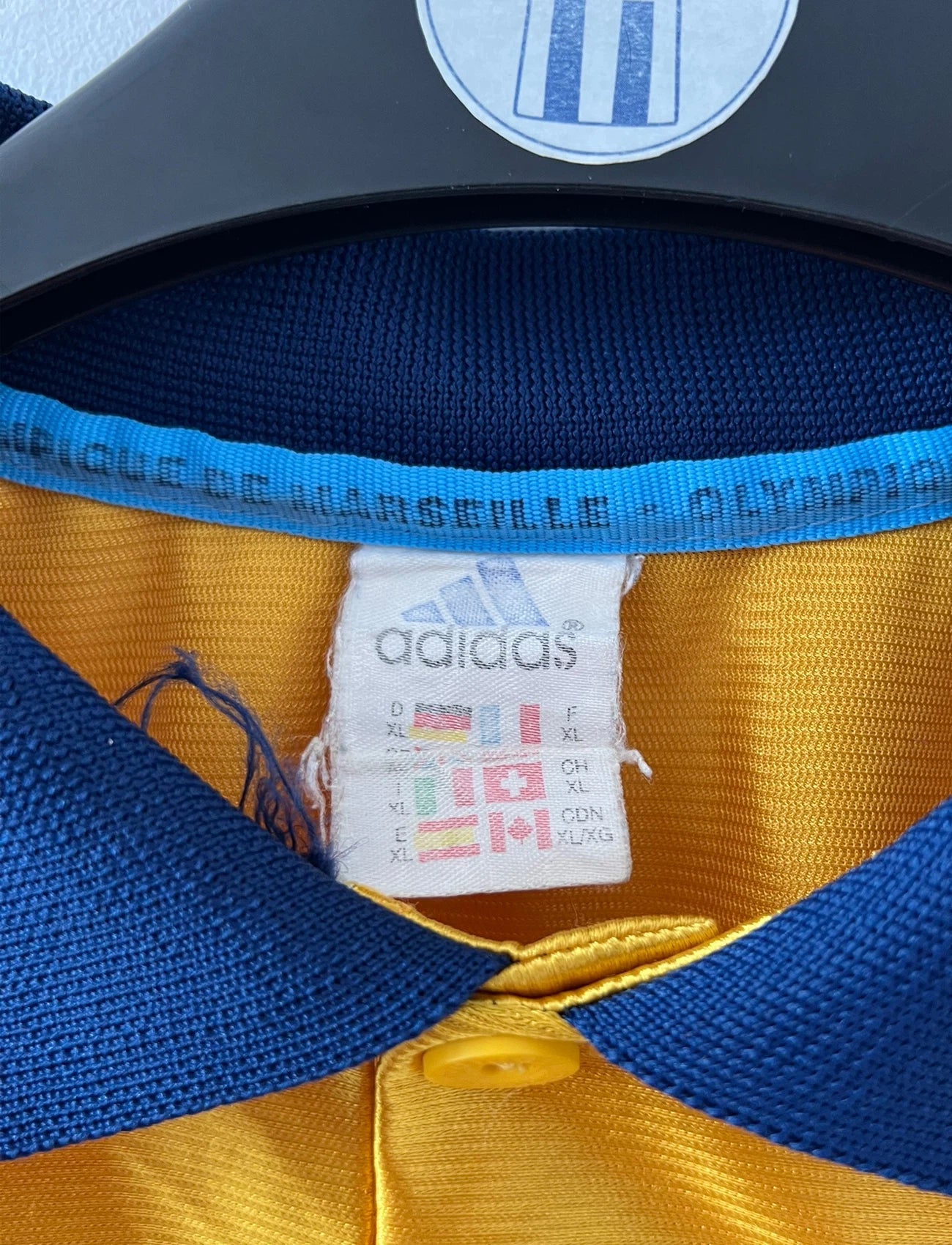 Maillot de foot vintage third doré de l'OM 1998/1999. On peut retrouver l'équipementier Adidas et le sponsor Ericsson. Il s'agit d'un maillot authentique d'époque.