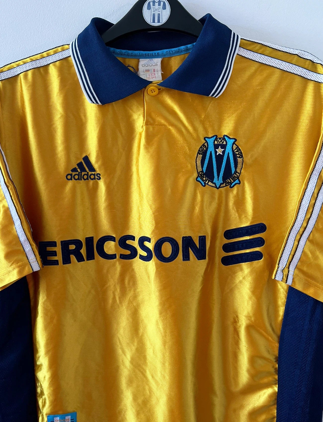 Maillot de foot vintage third doré de l'OM 1998/1999. On peut retrouver l'équipementier Adidas et le sponsor Ericsson. Il s'agit d'un maillot authentique d'époque.