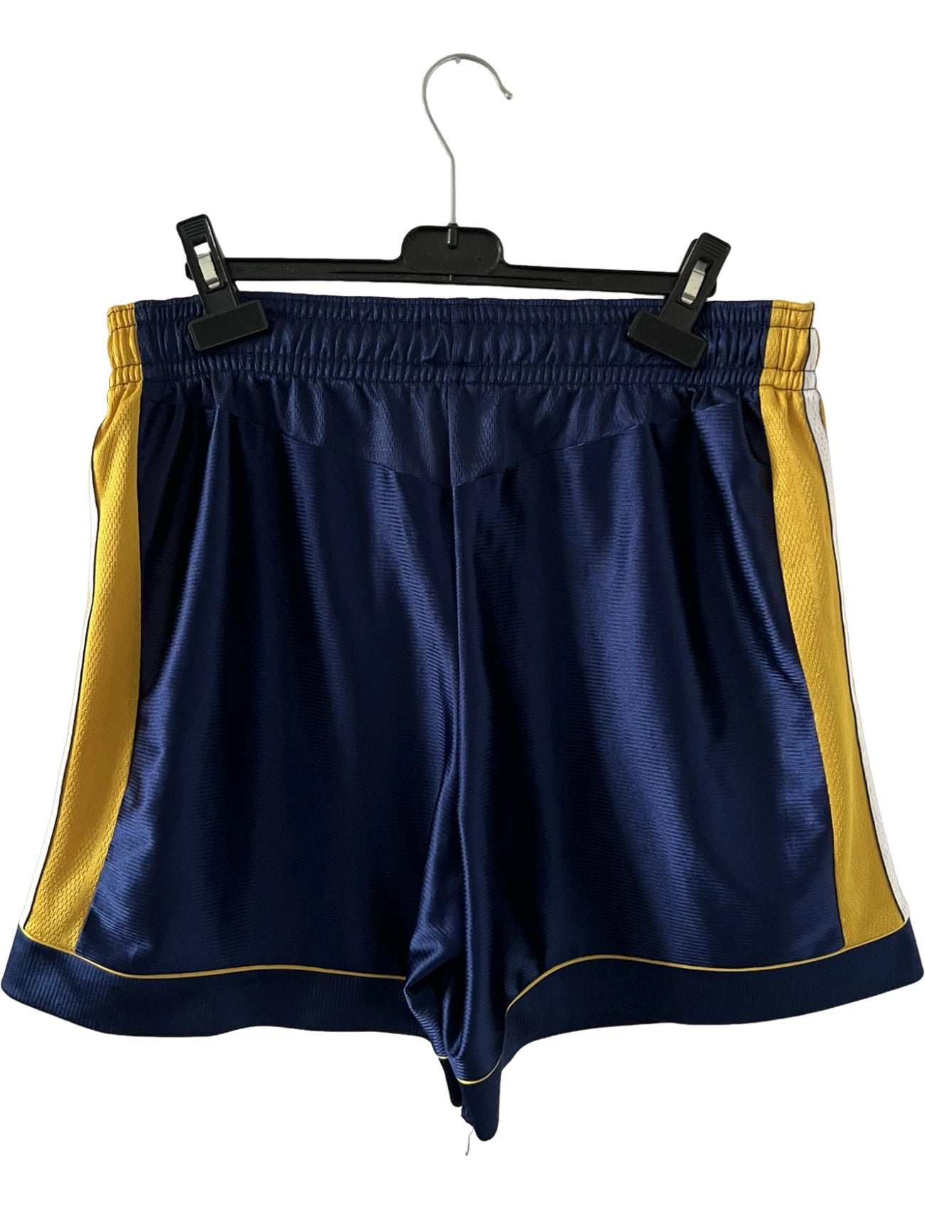 Maillot + short vintage third doré de l'OM 1998-1999. On peut retrouver l'équipementier Adidas et le sponsor Ericsson. Il s'agit d'un maillot et d'un short authentique d'époque.