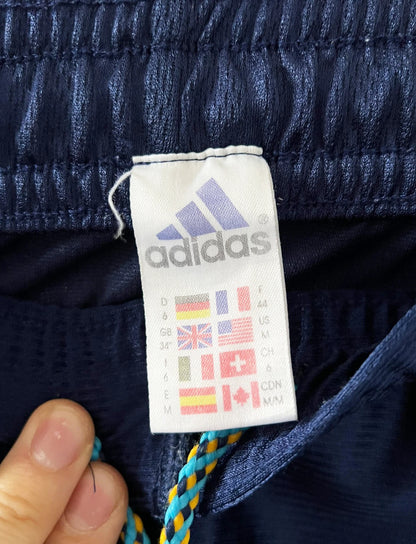 Maillot + short vintage third doré de l'OM 1998-1999. On peut retrouver l'équipementier Adidas et le sponsor Ericsson. Il s'agit d'un maillot et d'un short authentique d'époque.