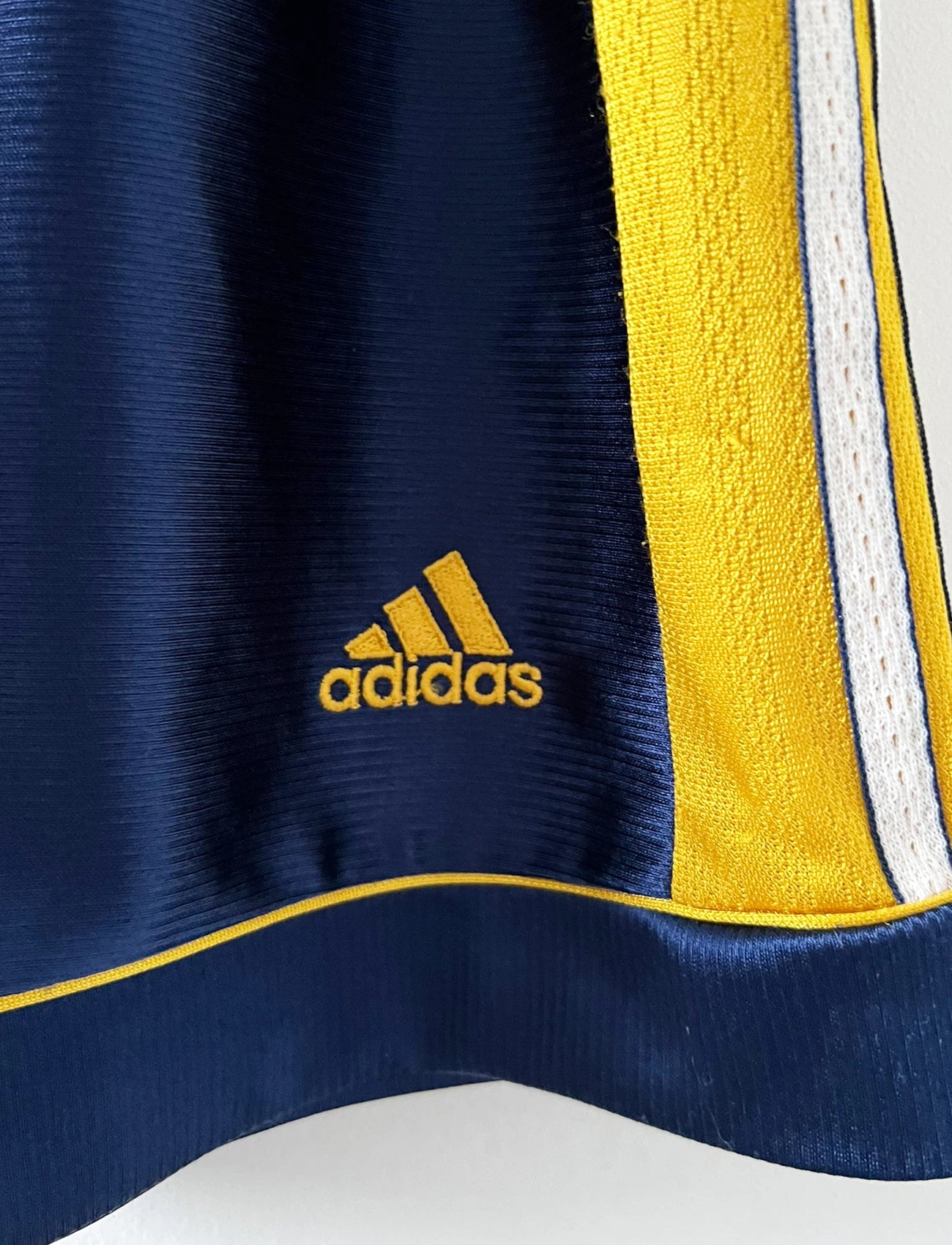 Maillot + short vintage third doré de l'OM 1998-1999. On peut retrouver l'équipementier Adidas et le sponsor Ericsson. Il s'agit d'un maillot et d'un short authentique d'époque.