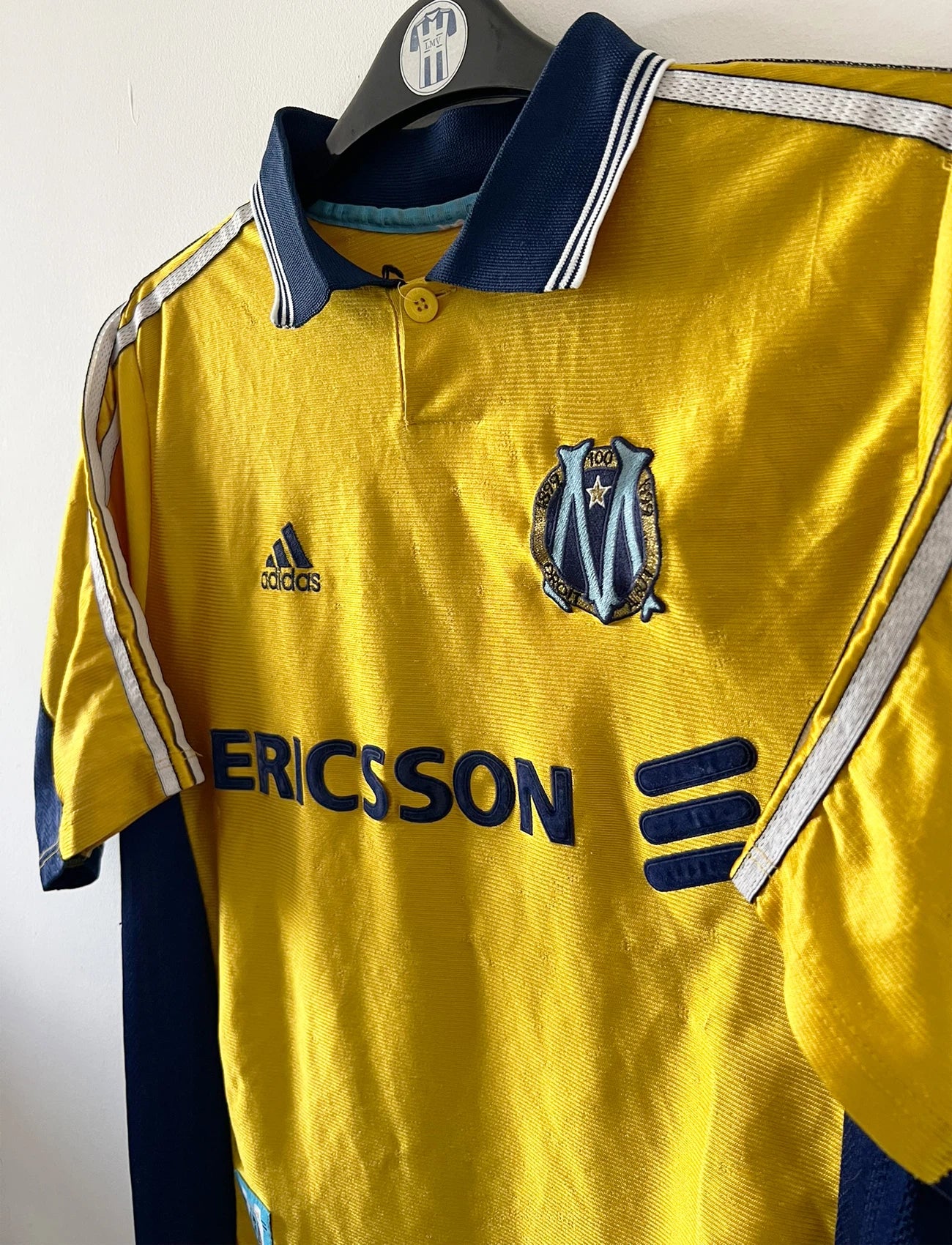 Maillot de foot vintage third doré de l'OM 1998/1999. On peut retrouver l'équipementier Adidas et le sponsor Ericsson. Il s'agit d'un maillot authentique d'époque.