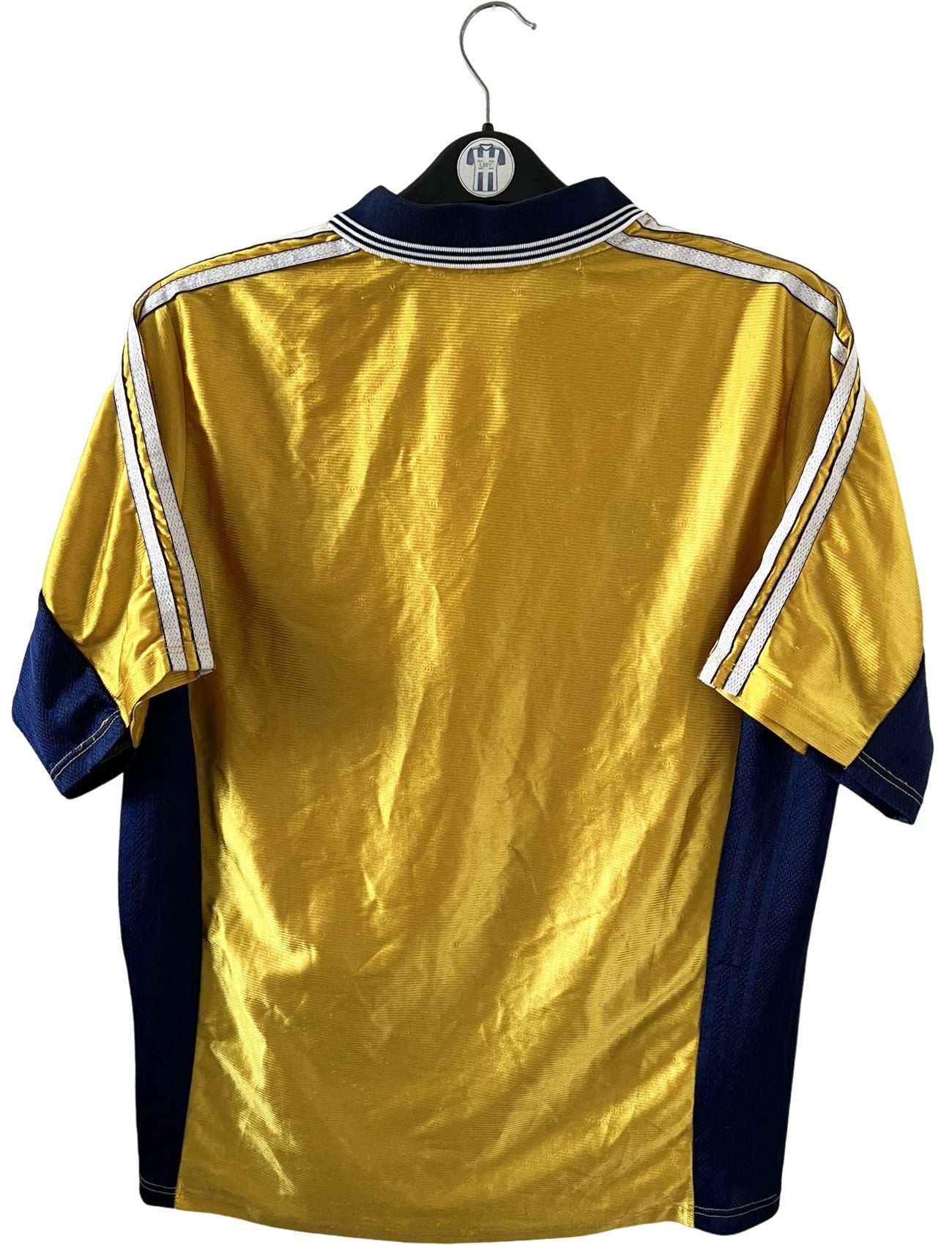 Maillot de foot vintage third doré de l'OM 1998/1999. On peut retrouver l'équipementier Adidas et le sponsor Ericsson. Il s'agit d'un maillot authentique d'époque.